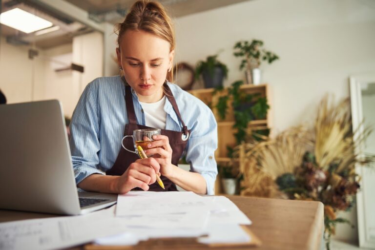 Jak zmniejszyć rachunki za prąd w firmie?